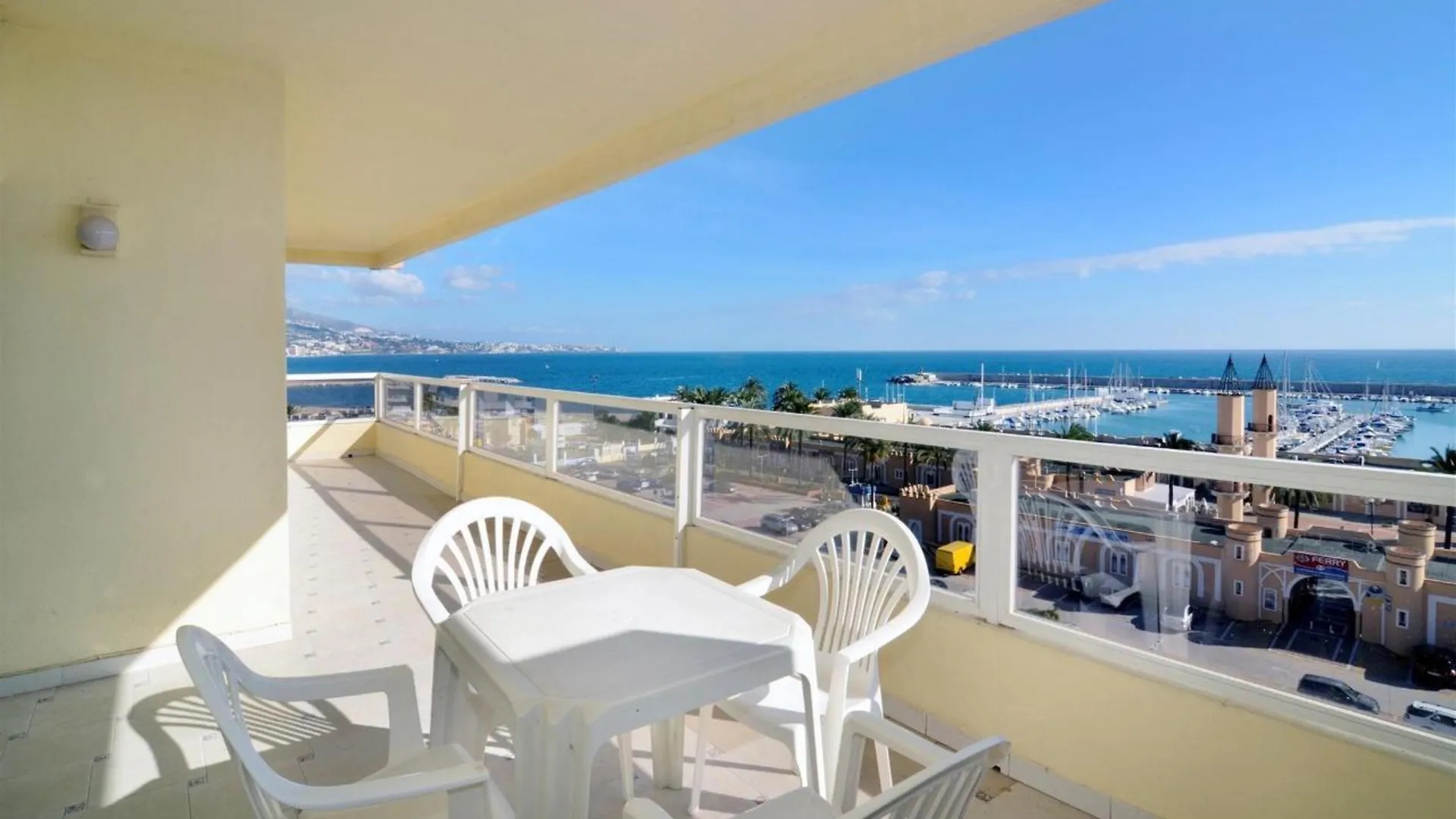 Hotel Apartamentos Pyr Фуэнхирола 3*,