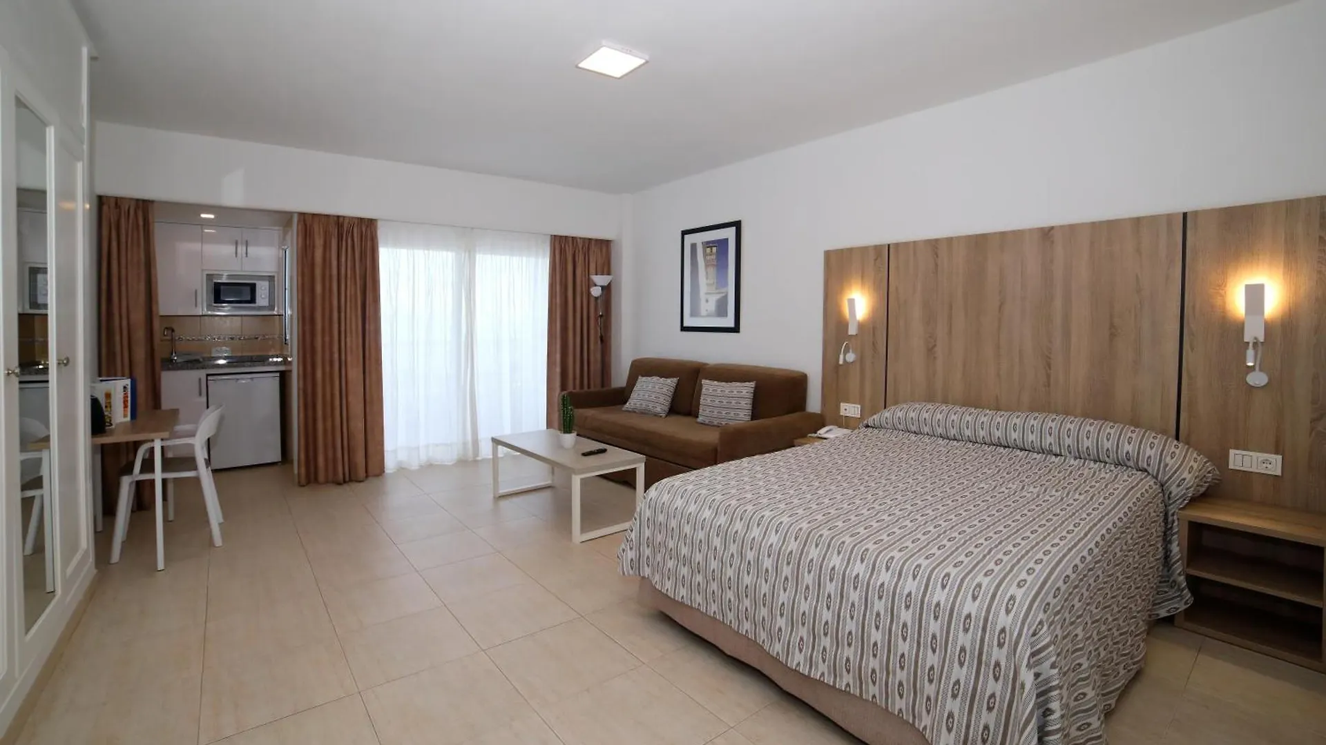 Hotel Apartamentos Pyr Фуэнхирола